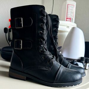 Combat Boots Size 7.5 Wide new with no Tags